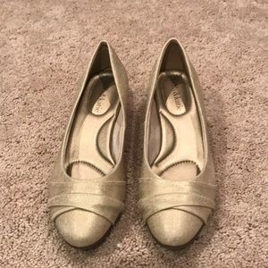 🧶 Kelly & Katie Gold Wedges size 7.5